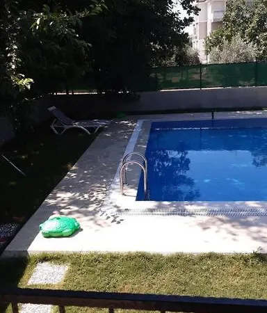 Muestakil Bahce Ve Havuz Olanagi Sunan, Genis Villa